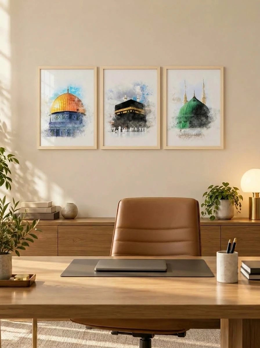 Açık ahşap çerçeveli üçlü tablo seti modern çalışma alanında